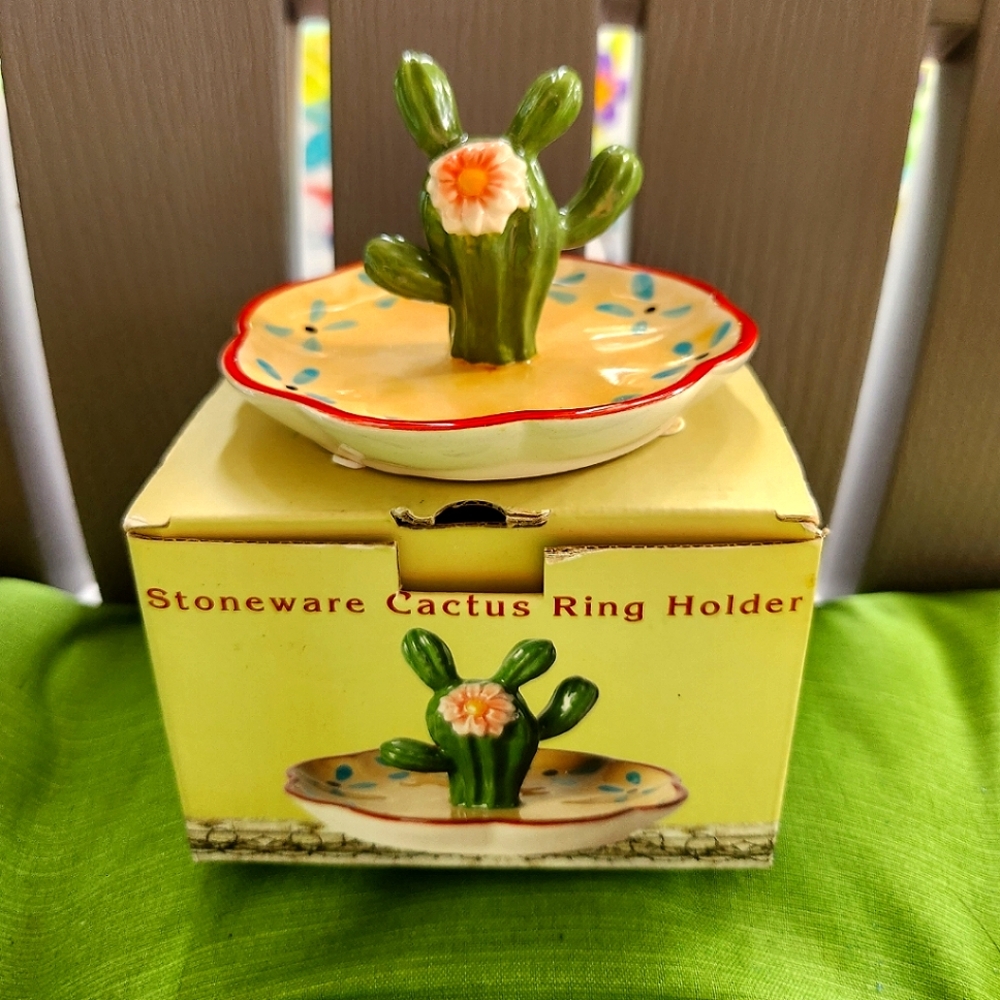 NWOT cactus ring holder in box